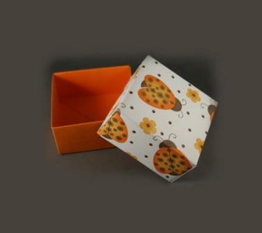 Подарункова коробка у стилі орігамі: крок 3